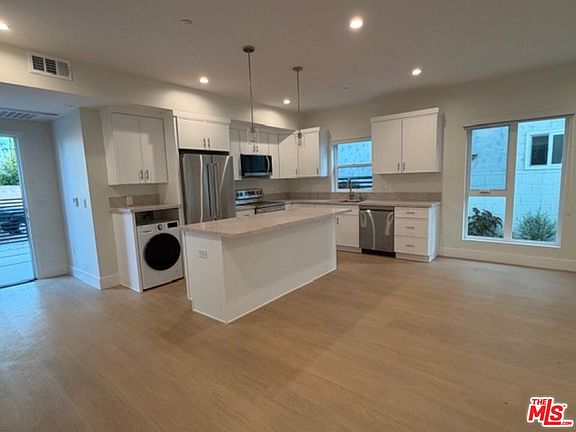 3rd image of 5191 Lindley Ave