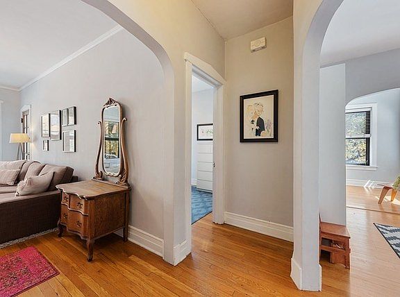 5th image of 1501 W Cornelia Ave