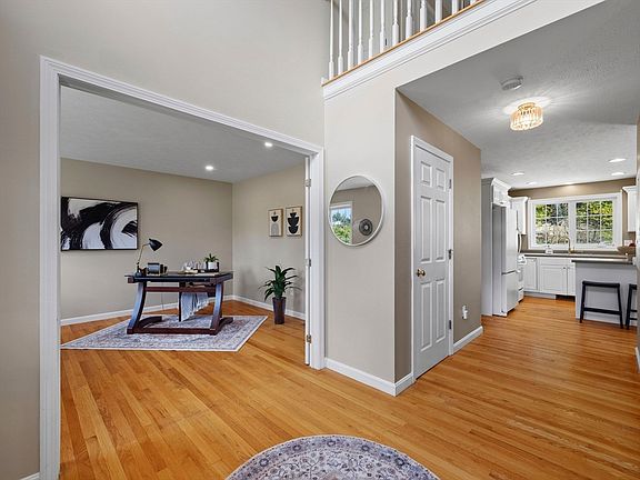 3rd image of 28 Bradford Cir