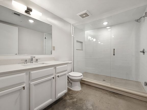 4th image of 3100 Banks St #208