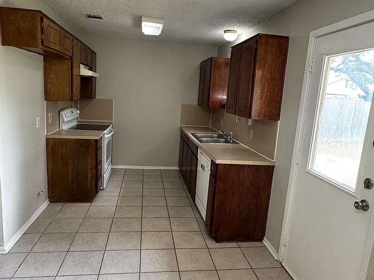 203 Linda St — Photo 7
