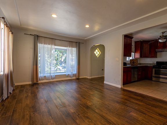 Living Room w/bay window