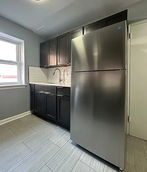 138 E 7th St #7 — Photo 1