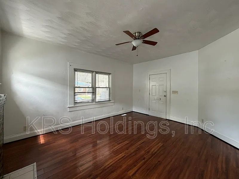 3 bed, 1.0 bath, 1200 sqft, $1,400 — Photo 2