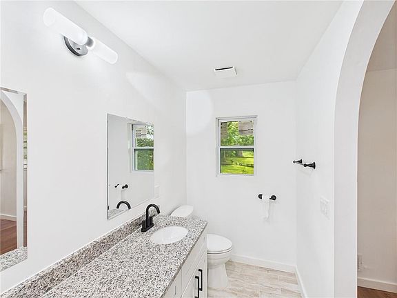 4th image of 2203 2nd Ave