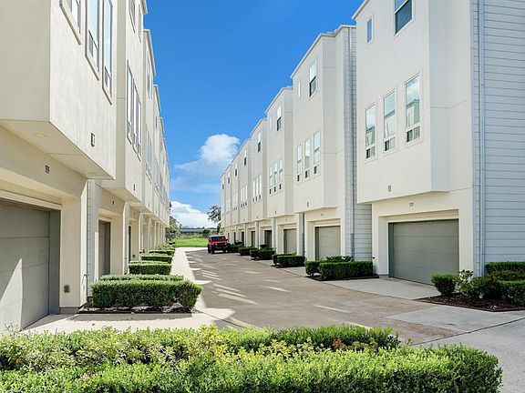 Situated in a gated community with its own dog park, this home is also steps away from the Columbia bike trail and minutes away to Minute Maid Stadium, Discovery Green, downtown, and amazing restaurants.