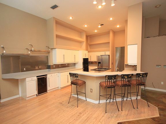 5th image of 10205 Bennington Dr