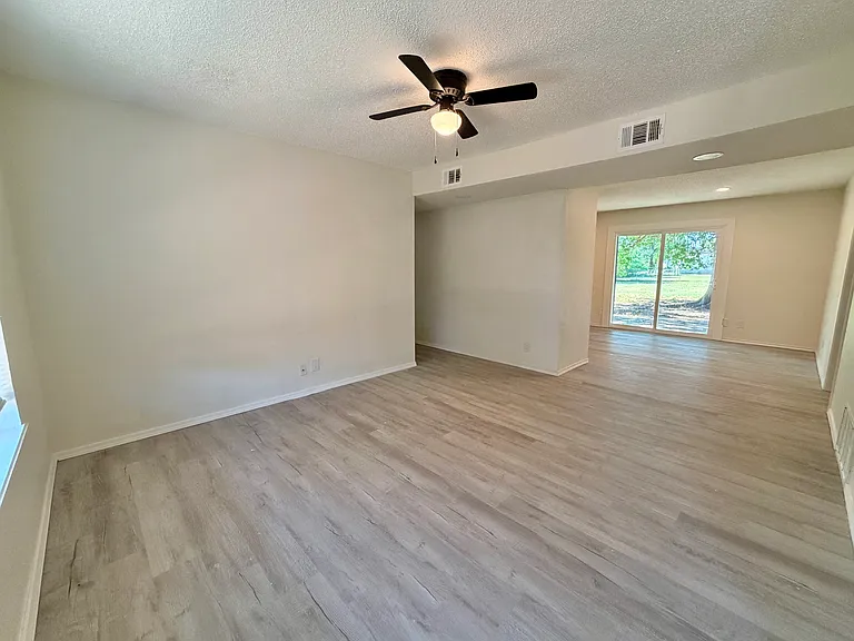 212 E Maple Ave — Photo 4