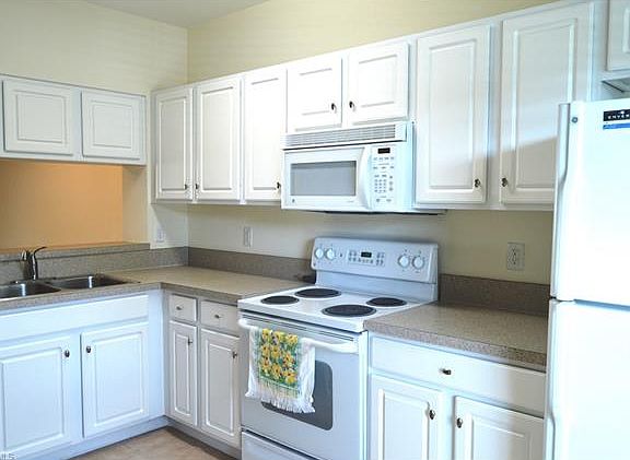 3rd image of 10102 Poppy Hill Dr