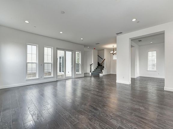 3rd image of 3097 Crocker Dr