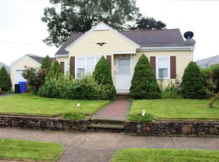 70 Maplewood Dr, Pawtucket, RI 02861