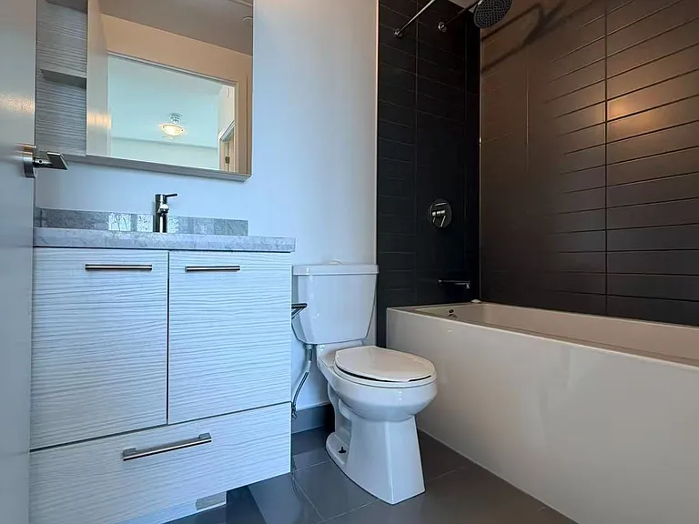 2221 Yonge St #2403 — Photo 12