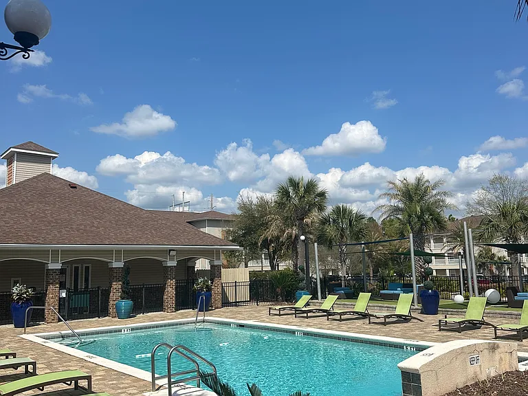 Pinnacle Pointe Apartments — Photo 25