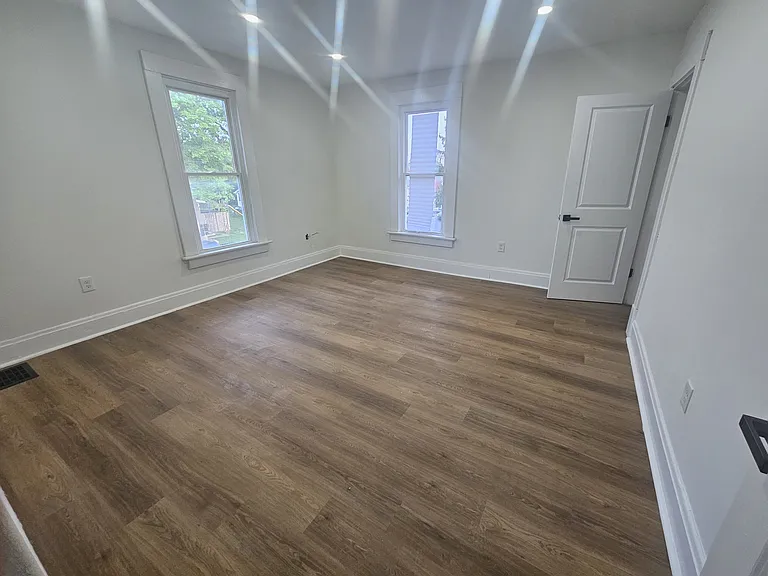 67 N Eureka Ave — Photo 5