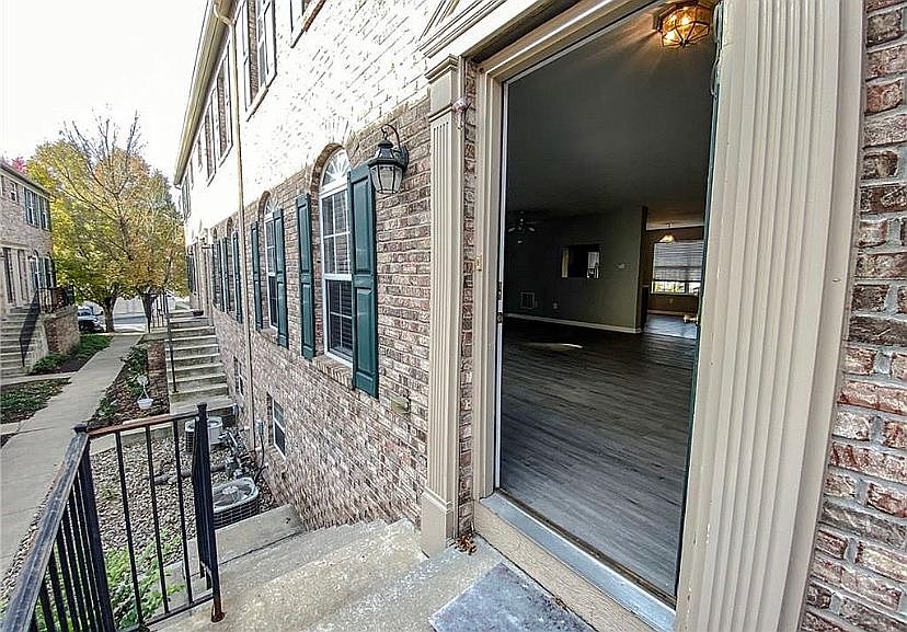 Front Entrance - Main Level