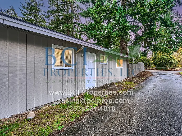 1122 Neil St NE — Photo 10
