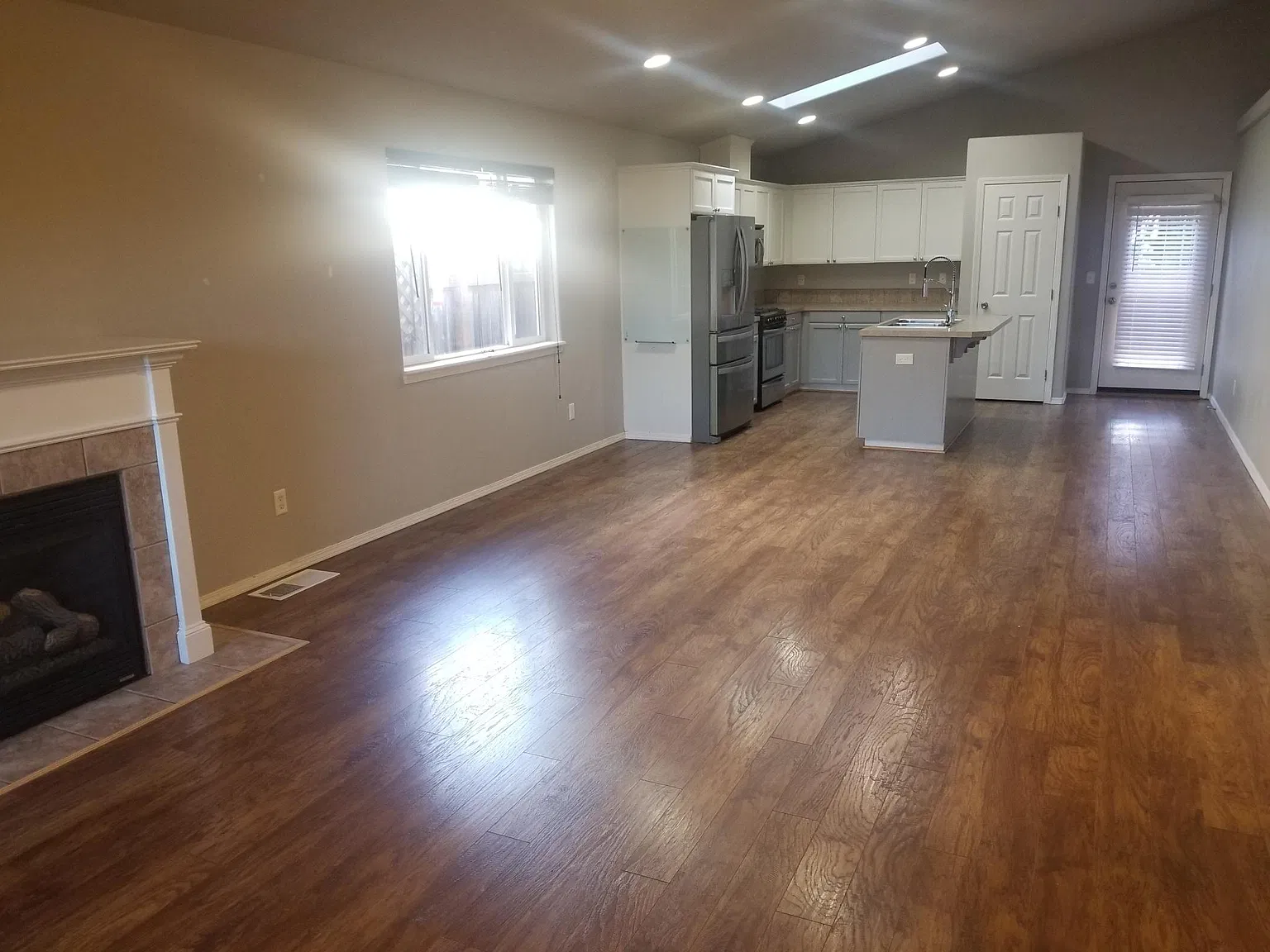 3 bed, 1365 sqft, $2,400 — Photo 3