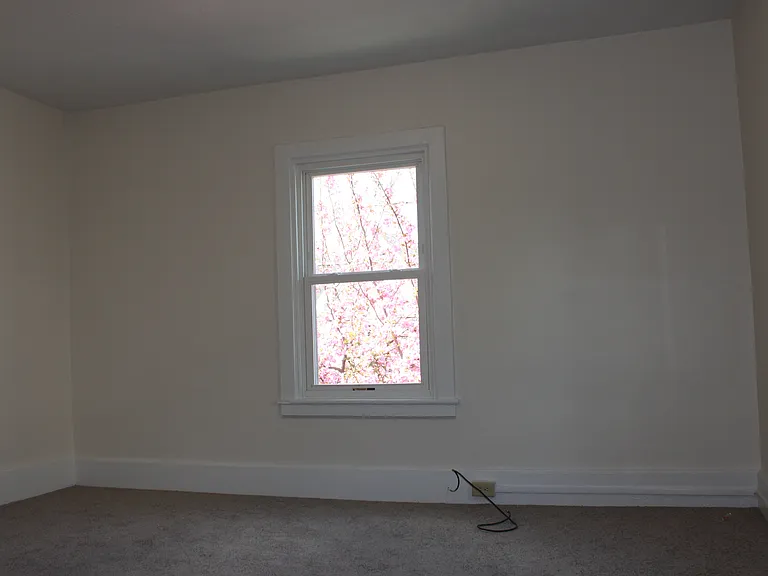 1049 Memorial Ave — Photo 6