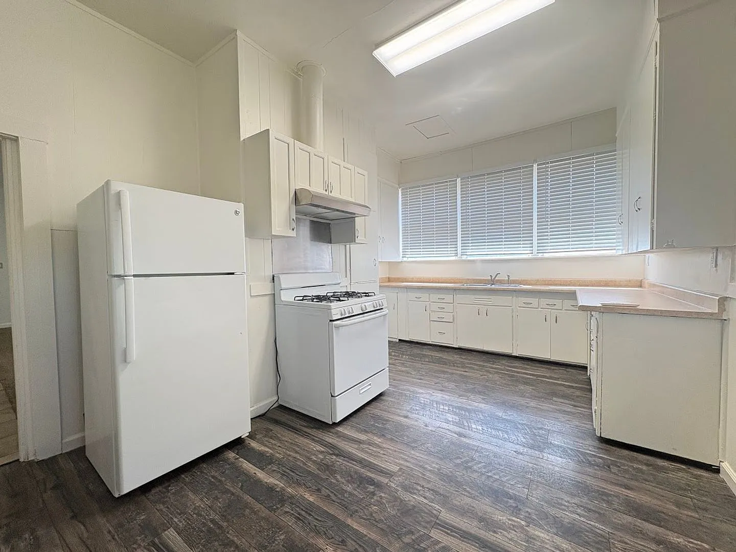 Charming Three Bedroom, One Bathroom Home in Cloverdale — Photo 3
