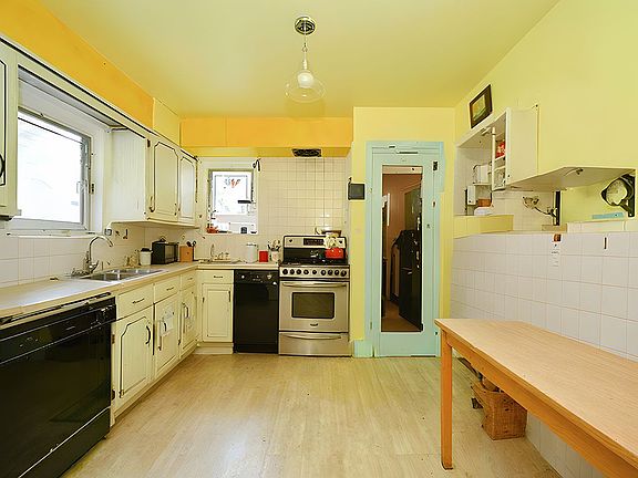 3rd image of 84-32 150th St