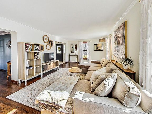 5th image of 736 Kingsbury Dr