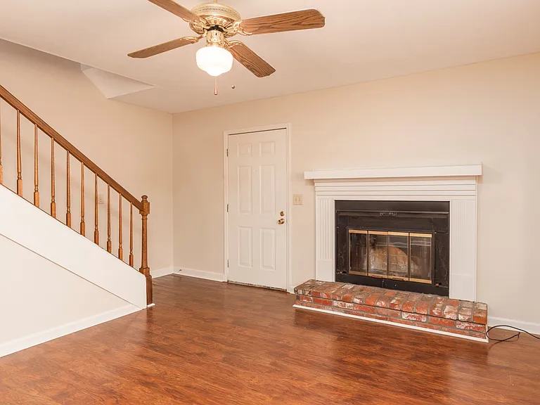 129 Helen Cir #B — Photo 8