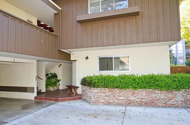 321 Poe St — Photo 13