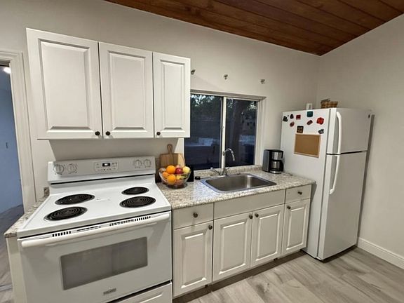 3rd image of 3031 NW 15th St Floor D