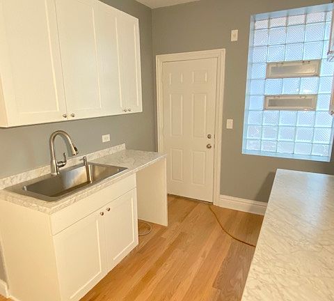 2nd image of 5320 N Winthrop Ave #1E