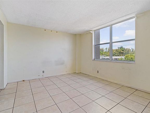 5th image of 1050 SE 15th Street #303