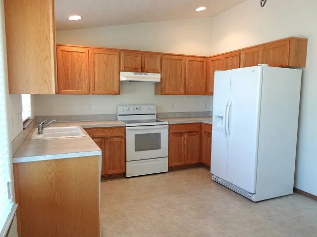 846 NW Riverbow Ave — Photo 5