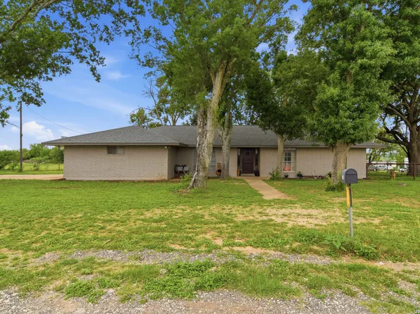 1195 Fm 471 N, Castroville, TX 78009