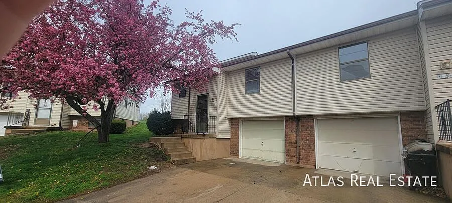 Duplex in the right place and the right price! View it now! — Photo 1