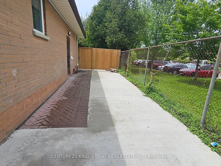 498 Wilson Rd S #BASEMENT — Photo 2