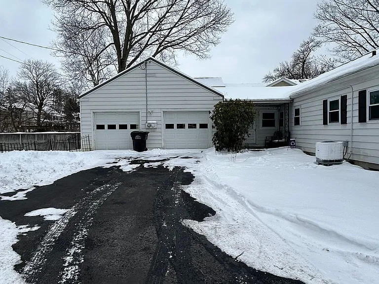 220 Ridge Ave — Photo 4