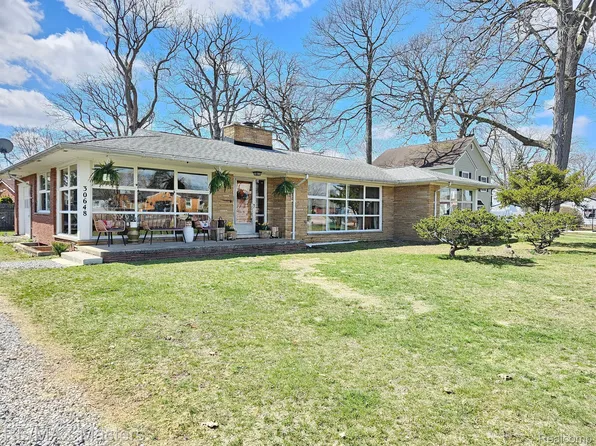 30648 Young Dr, Gibraltar, MI 48173