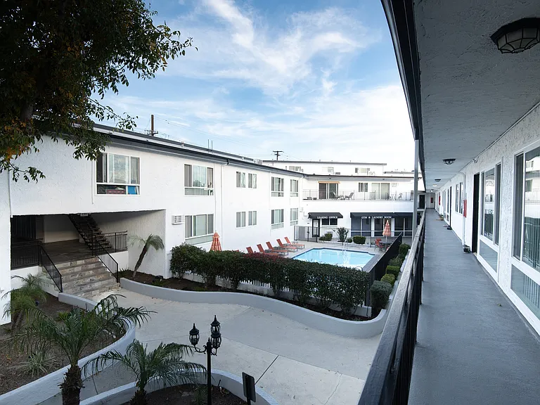 Sunset Ridge at La Crescenta — Photo 10