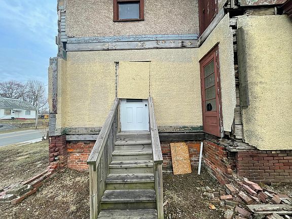 5th image of 907 N Hazel St