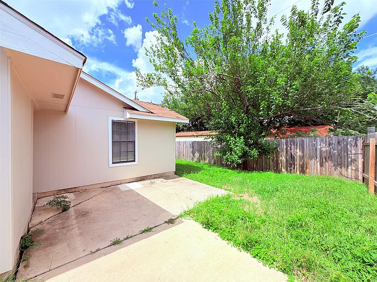 1215 Ridgemont St — Photo 23