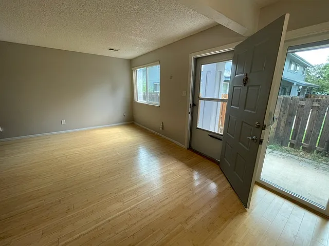 2 bed, 1.5 bath, 1056 sqft, $2,400 — Photo 2