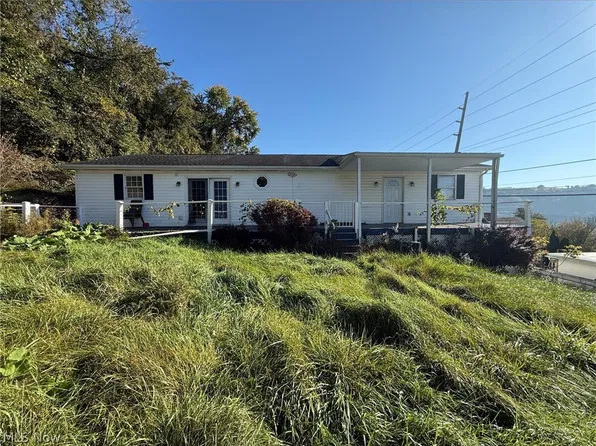 821 Woods Ln, Martins Ferry, OH 43935