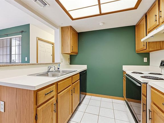 4th image of 822 SW 56th Ter