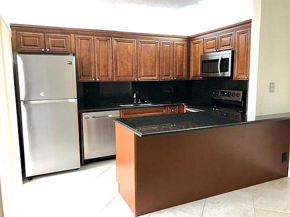3rd image of 82 Lake Arbor Dr