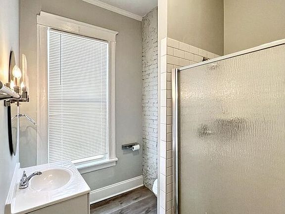 5th image of 330 Williford St
