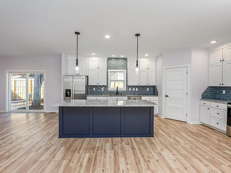 7039 Executive Cir — Photo 2