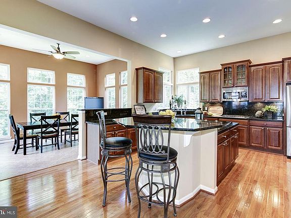 3rd image of 218 Bowen Ct