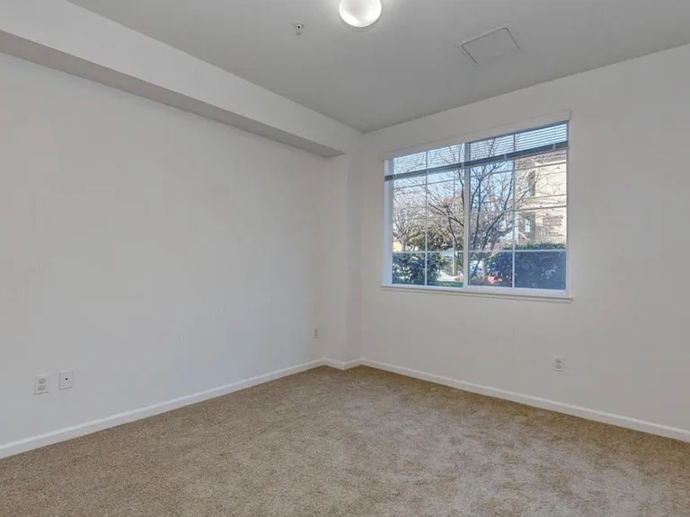 88 N Jackson Ave #119 — Photo 2