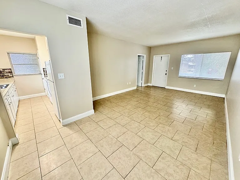 405 S Cirus Ave #6 — Photo 7