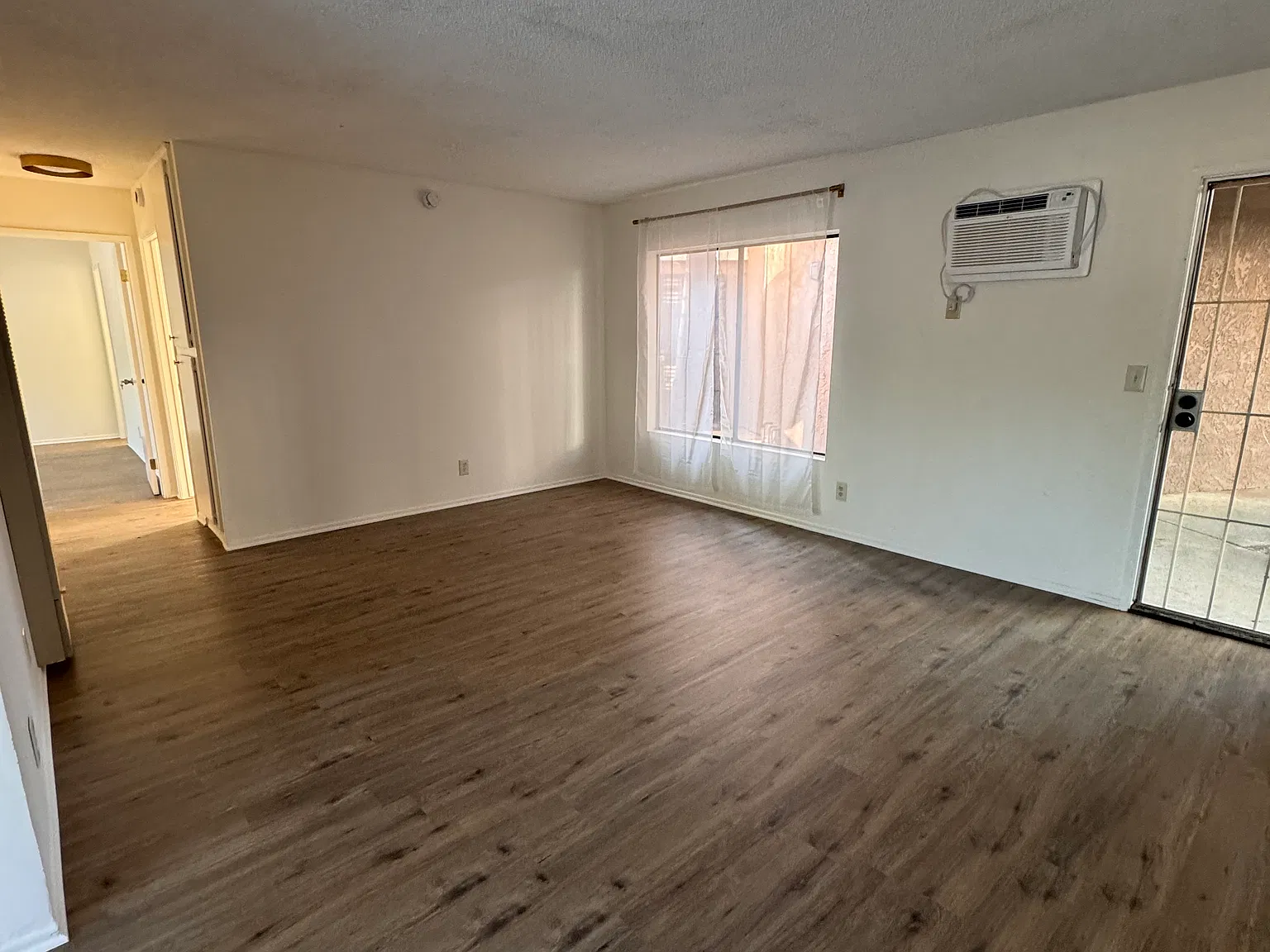 2 bed, 990 sqft, $2,300 — Photo 3