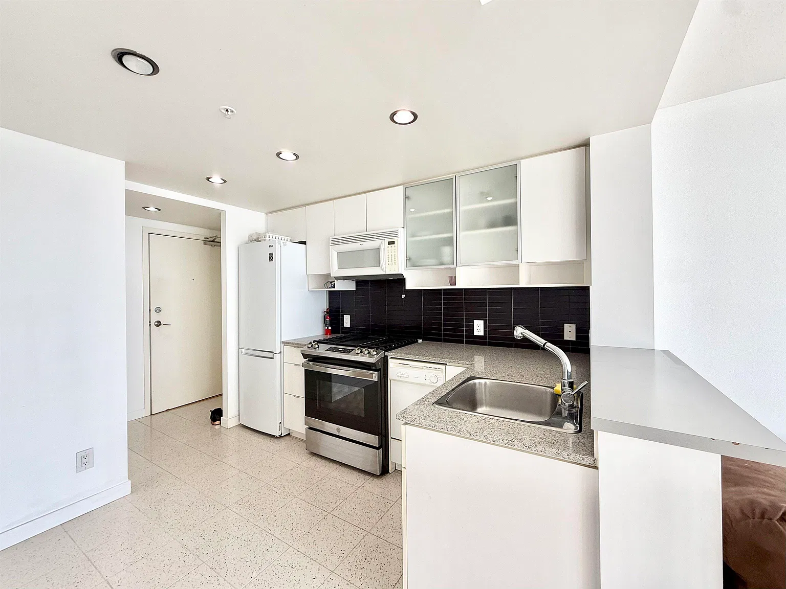 Studio, 460 sqft, $2,100 — Photo 2